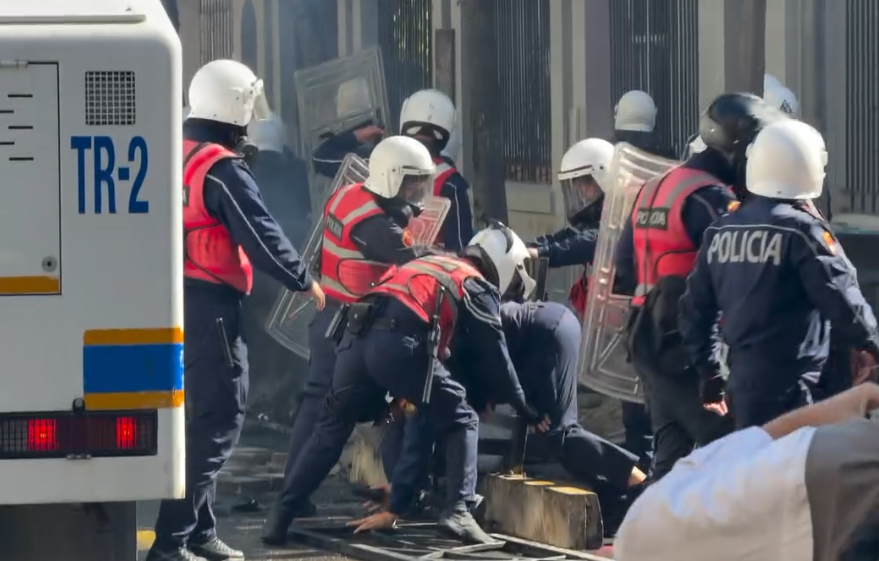 Efektivët rrëzohen teksa tentojnë të lëvizin kangjellat