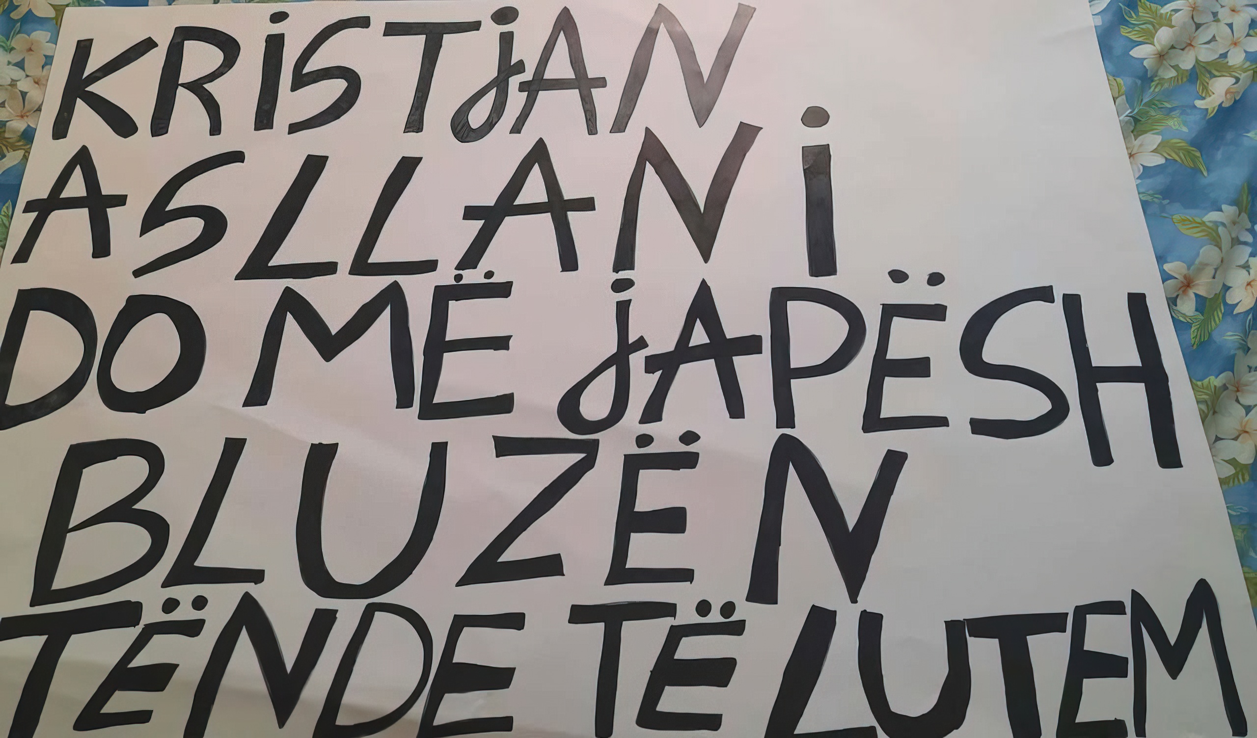Vogëlushi ia kërkoj me banderolë  Asllani i jep fanellën e ndeshjes me San Marinon
