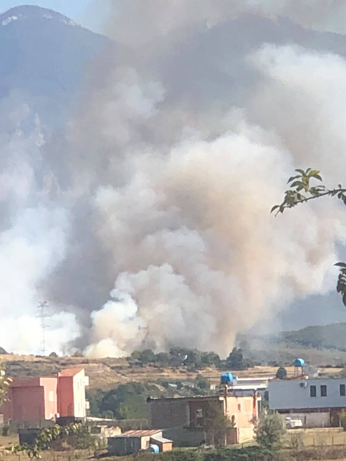 Zjarr i madh në Zall Herr  flakët u afrohen banesave