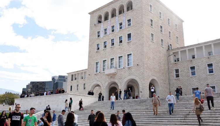Nis viti i ri akademik, mbi 20 mijë studentë ulen për herë të parë në auditore
