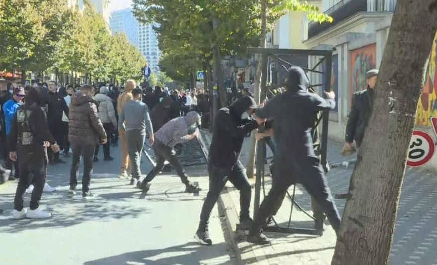 Protestuesit ‘barrikadë’ autobotit të ujit