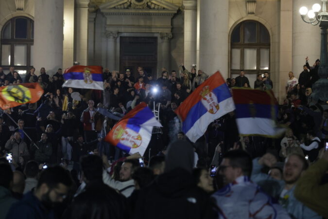 Studentët marrin pushtetin në Serbi, nis gara për qeverinë e re! Kosova mbetet sfida
