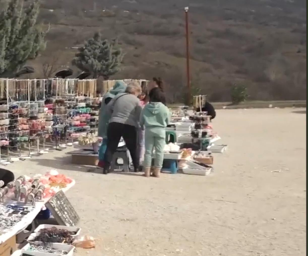  E kanë bërë si pazar   Tregtarët zënë hapësirat pranë Kishës së Shna Ndout në Laç  qytetari denoncon kaosin