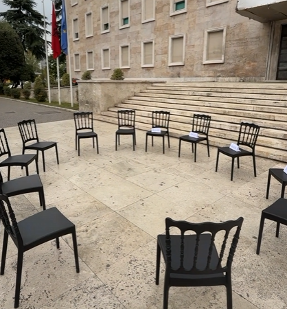 Që në mëngjes  Rama nxjerr sërish  karriget e dialogut  para Kryeministrisë