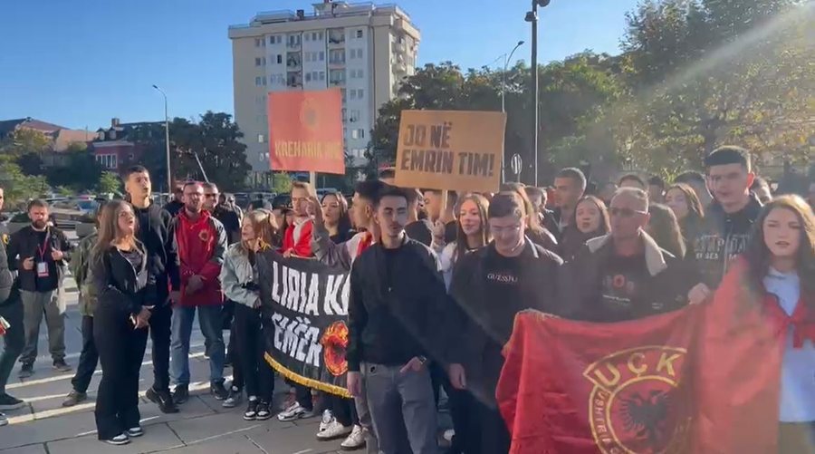 Protestuesit rrethojnë Kuvendin e Kosovës  Mos dilni pa miratuar ligjin për Dhomat Speciale