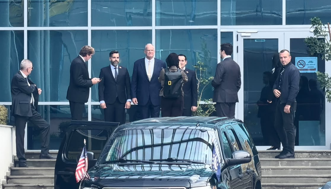 Ambasadori amerikan dhe dy senatorë në SPAK, takim me Klodian Brahon dhe kreun e BKH-së