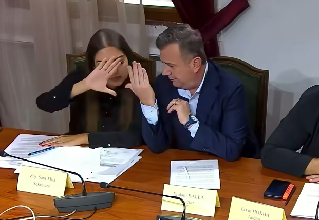 Prekje të ngrohta mes Miles dhe Ballës, shkrihen së qeshuri