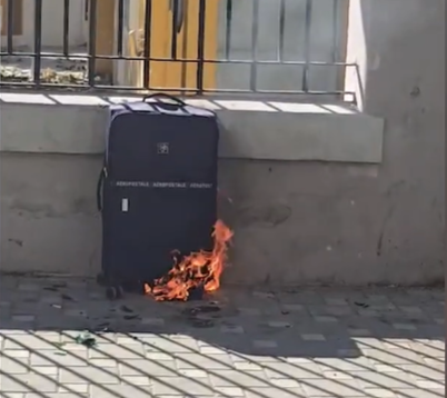 Protestuesit i vënë flakën valixhes, simbol i emigrimit