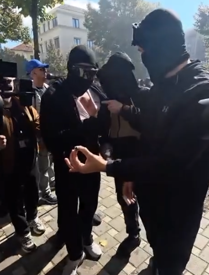Protestuesi tregon plumbin e gomës: Policia e gjuajti
