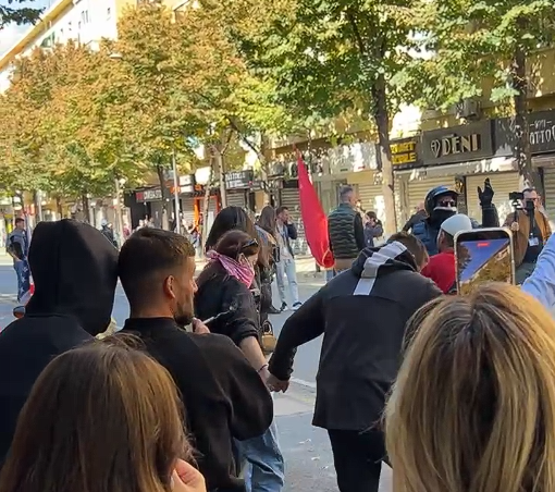 Studentët protestues i a marrin valles në Rrugën e Durrësit