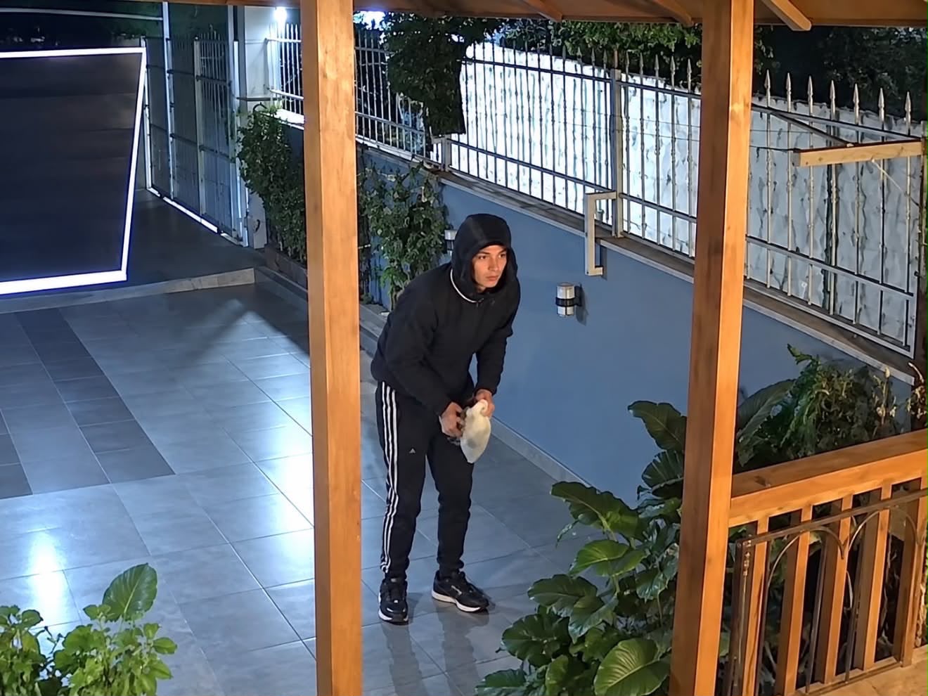 U kap mat me fytyrë    Hyn në verandë dhe vjedh veshje e atlete me vlerë 500 euro